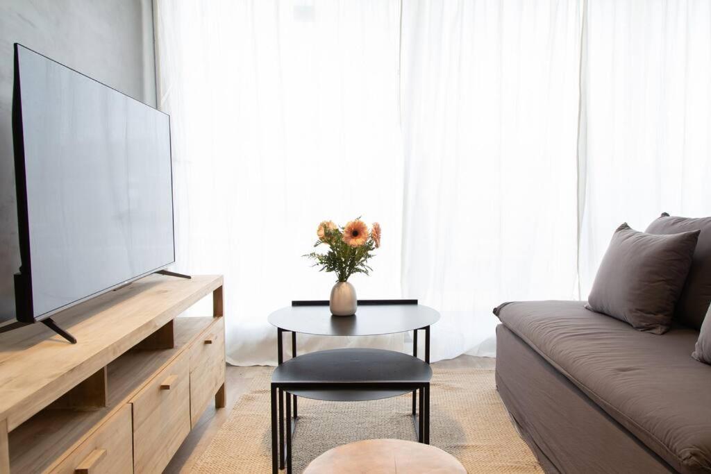 Almez Stunning Deluxe Apartment